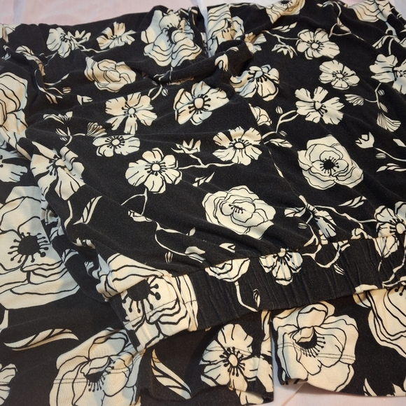 Agnes & Dora Floral Black and Cream Women's Flowy Wide Legged Pants Size XL - Picture 2 of 5